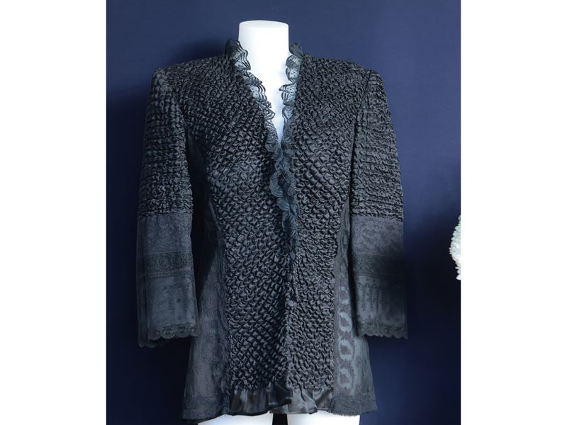 Giulia Carla Cecchi, Giacca in seta nera goffrata