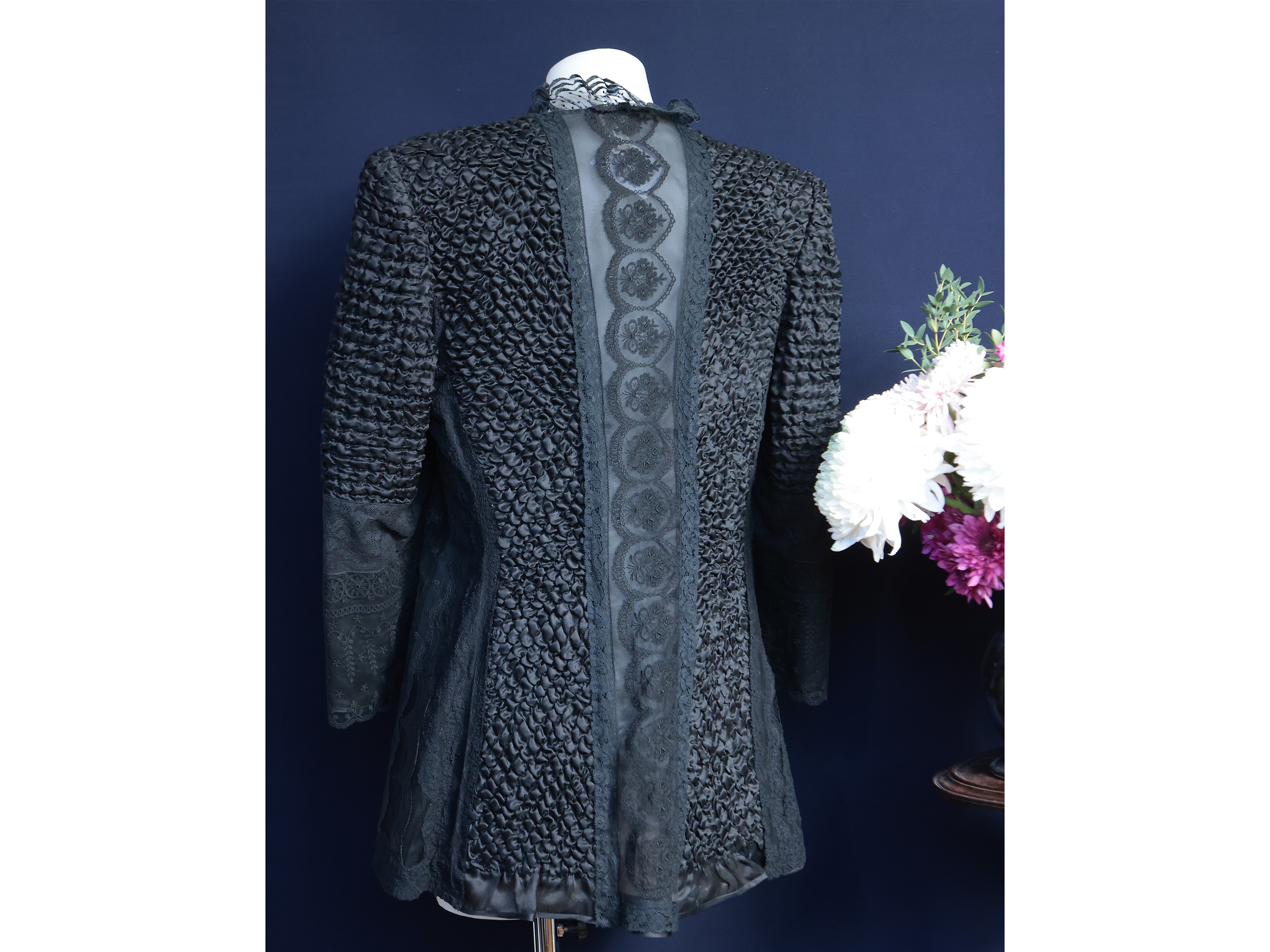 Giulia Carla Cecchi, Giacca in seta nera goffrata