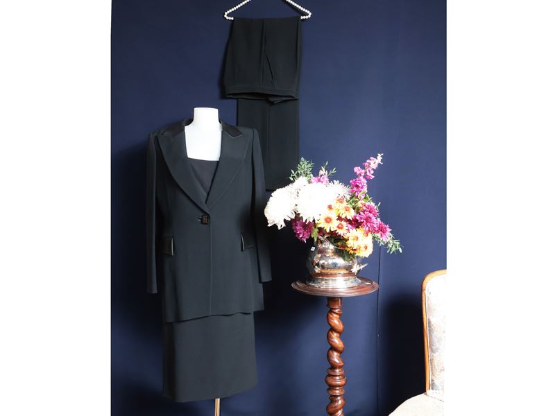 Gai Mattiolo, Tailleur gonna e pantalone nero