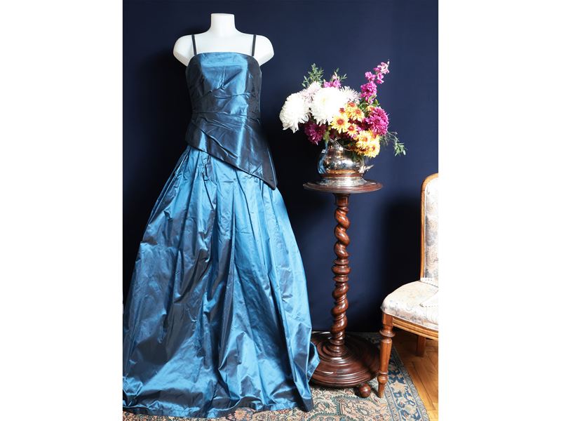 Abito sartoriale da cerimonia in taffetà color ottanio