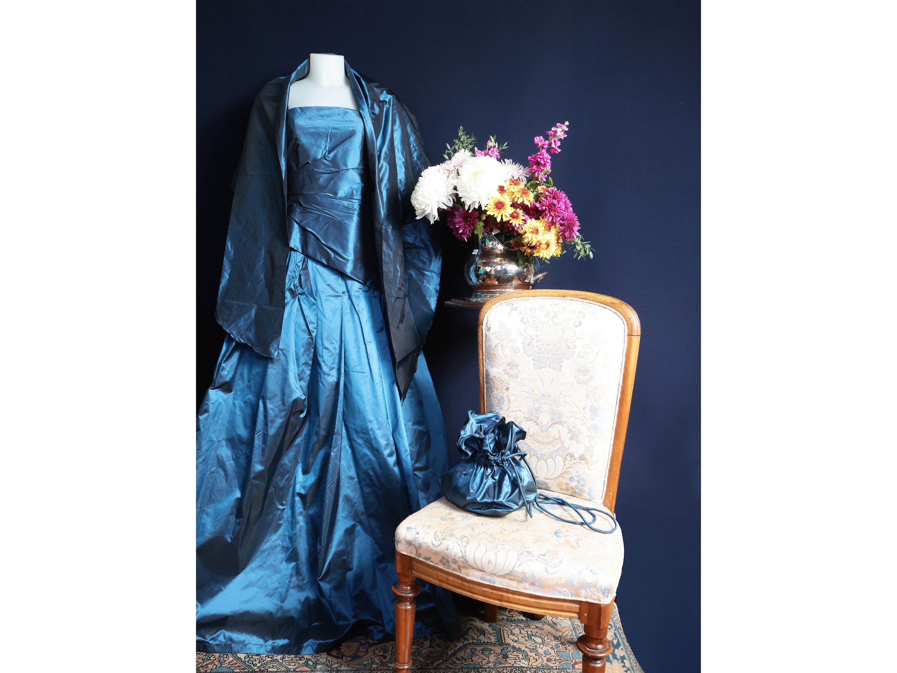 Abito sartoriale da cerimonia in taffetà color ottanio