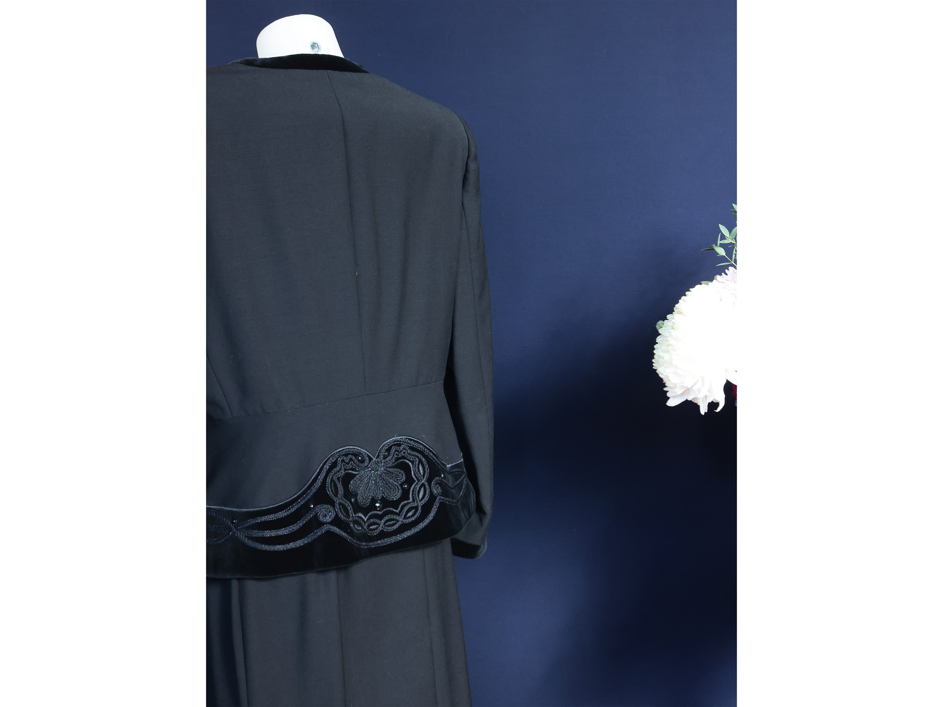 Escada, Tailleur da sera in lana nero