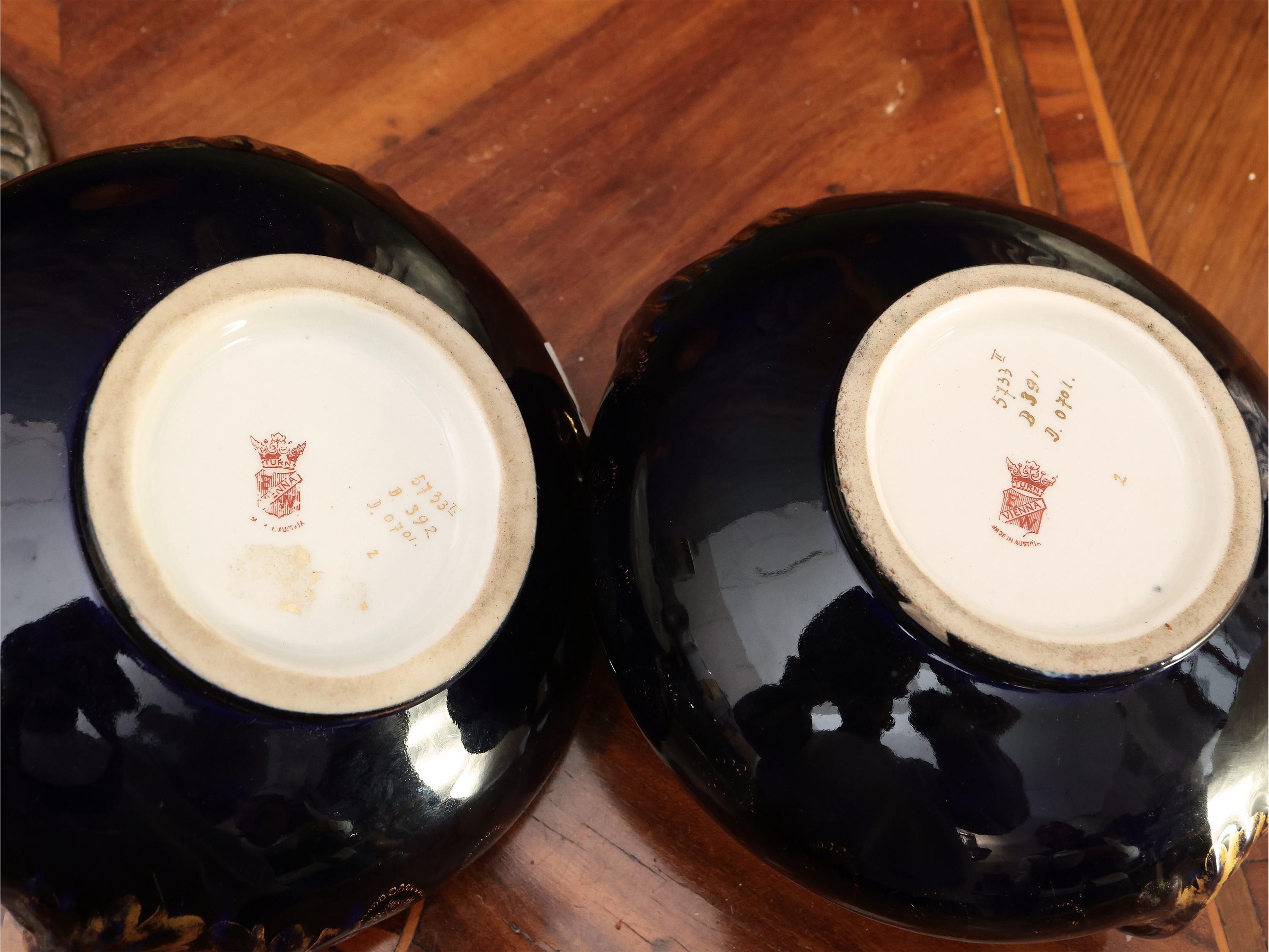 Coppia di cestini porta bonbon in porcellana