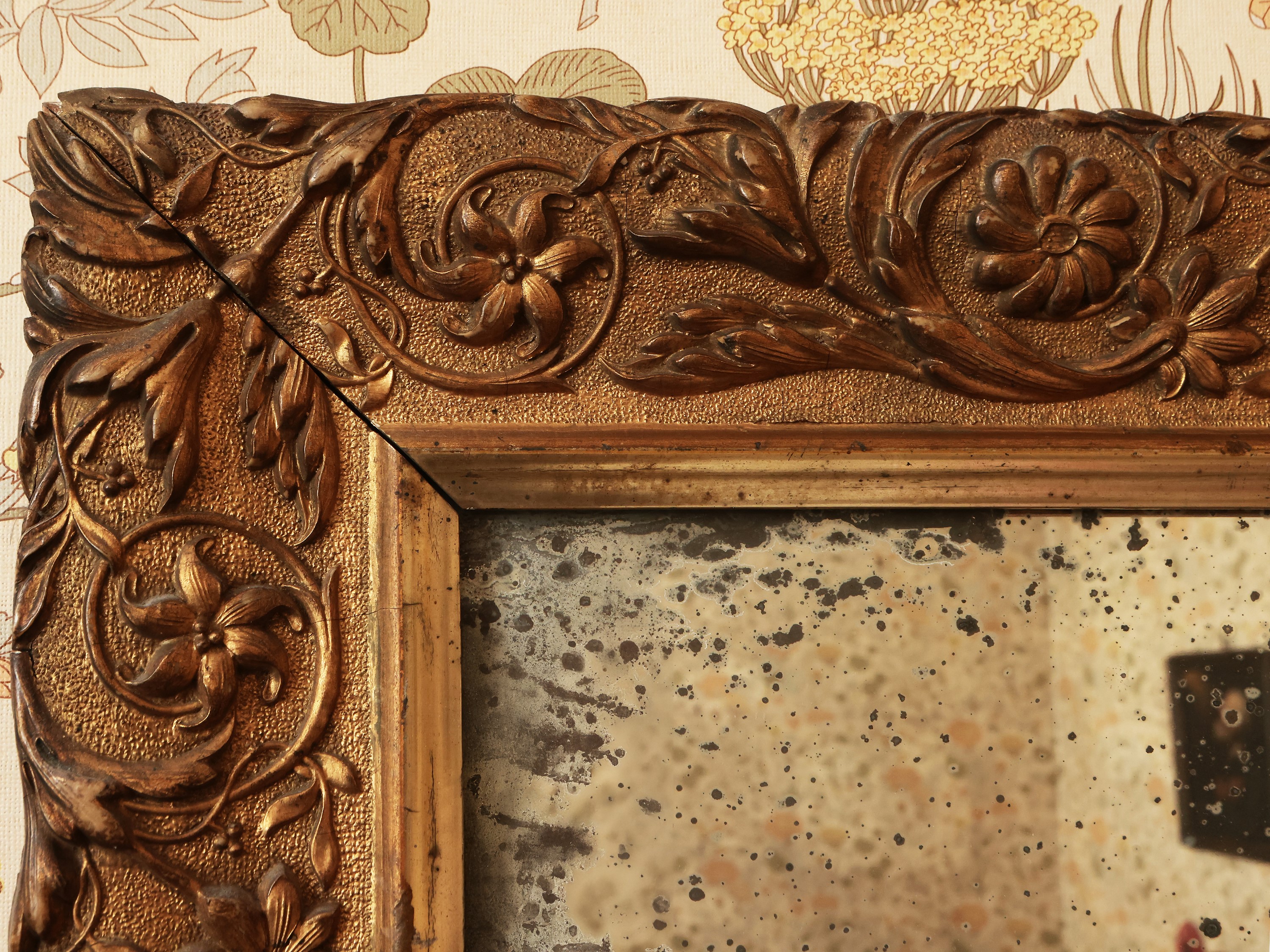 Specchiera con Cornice in Pastiglia Dorata