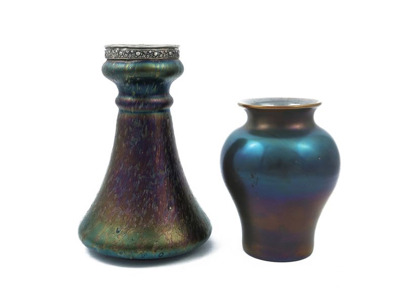 Due vasi da collezione in vetro iridescente