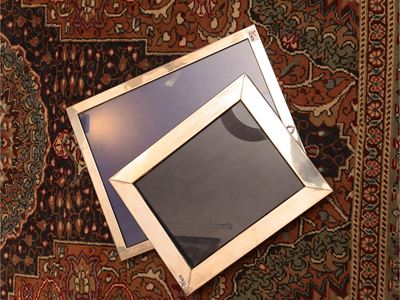 Cornici portaritratti in argento con basi in legno