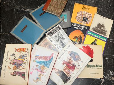 Miscellanea di libri sulla storia del costume, include opere di Hugh Evelyn e François Pieraccini