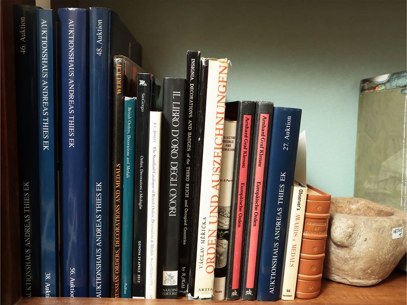 Miscellanea di Libri, Opuscoli e Cataloghi di Aste su Ordini, Decorazioni