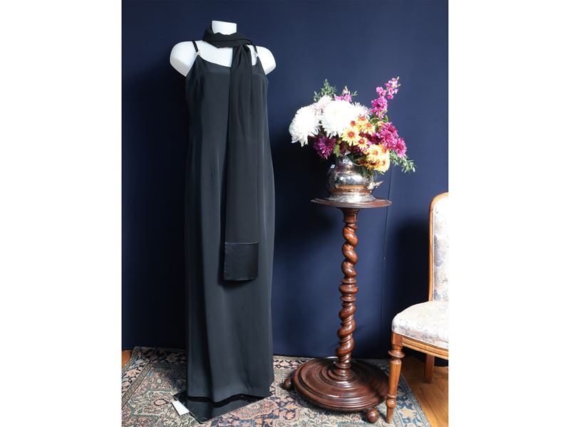 Escada, Abito lungo da sera nero