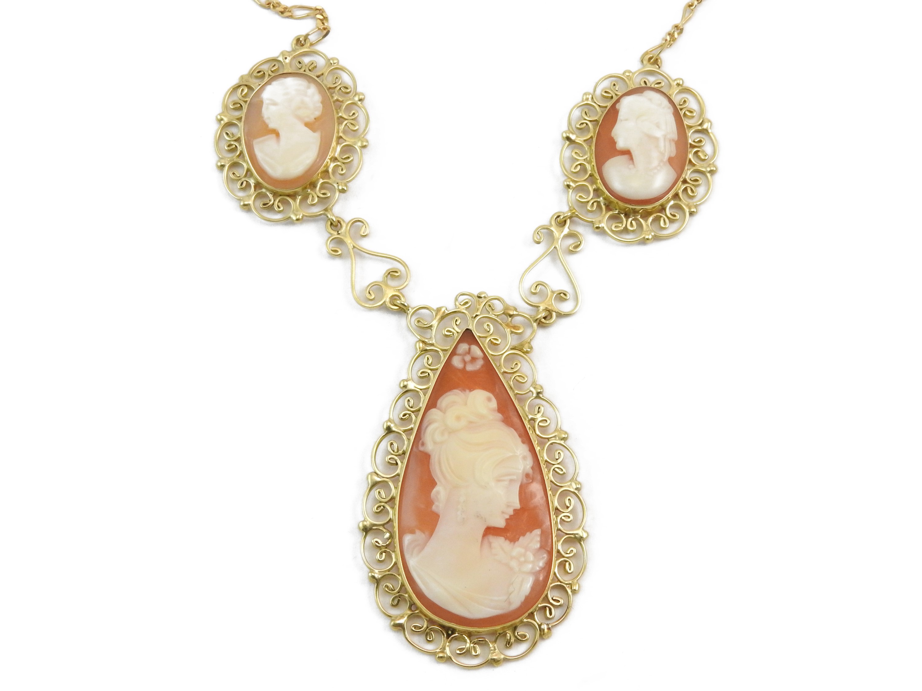 Demi-parure collana, anello e orecchini in oro giallo con cammei in conchiglia