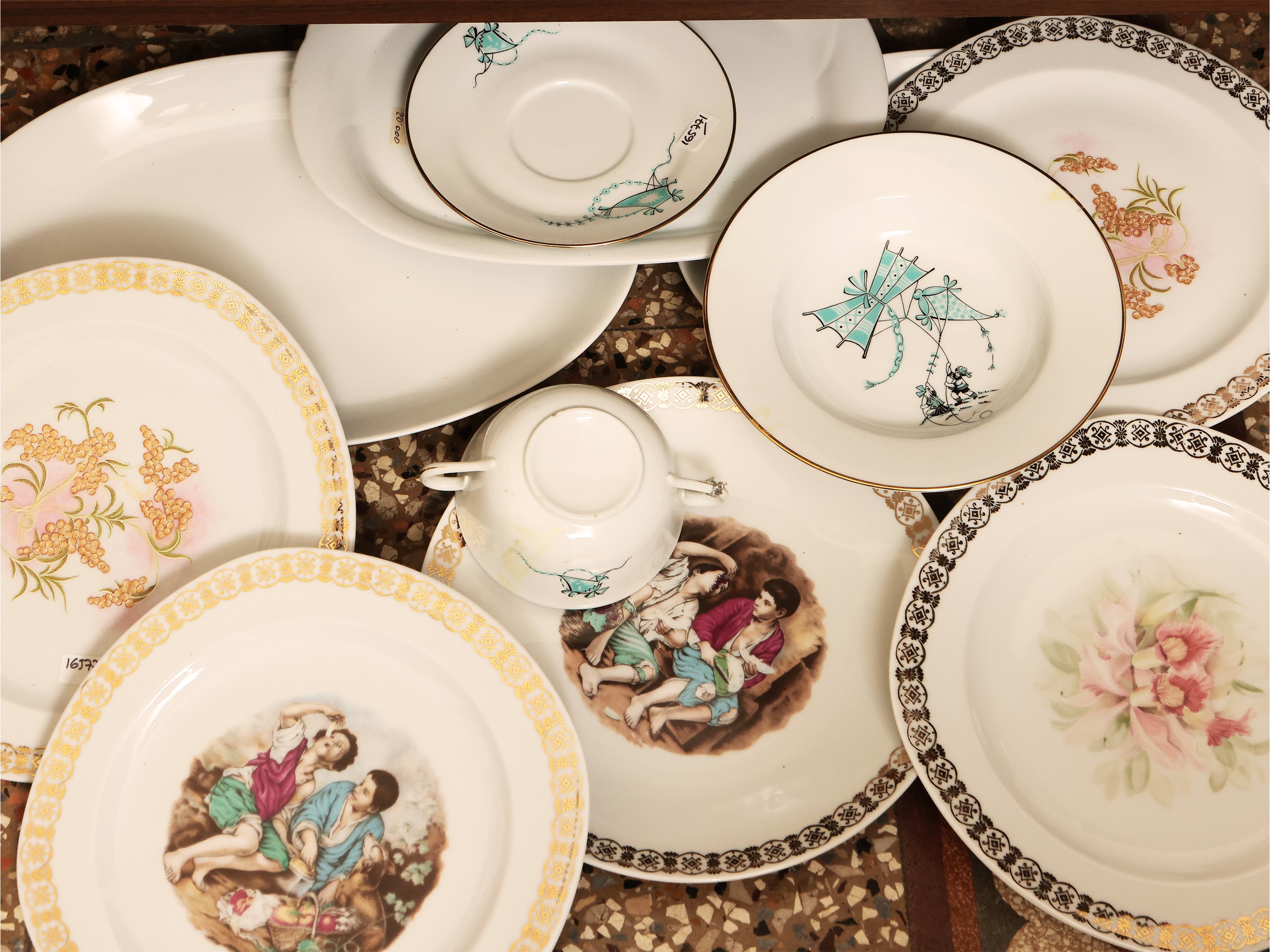 Grande Assortimento di Accessori e Curiosità in Porcellana