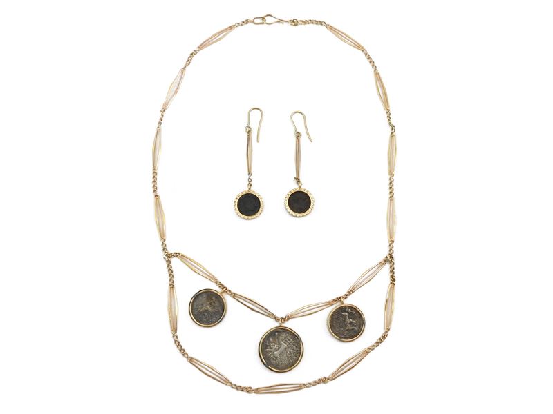 Demi-parure in oro rosso a basso titolo con riproduzioni di monete