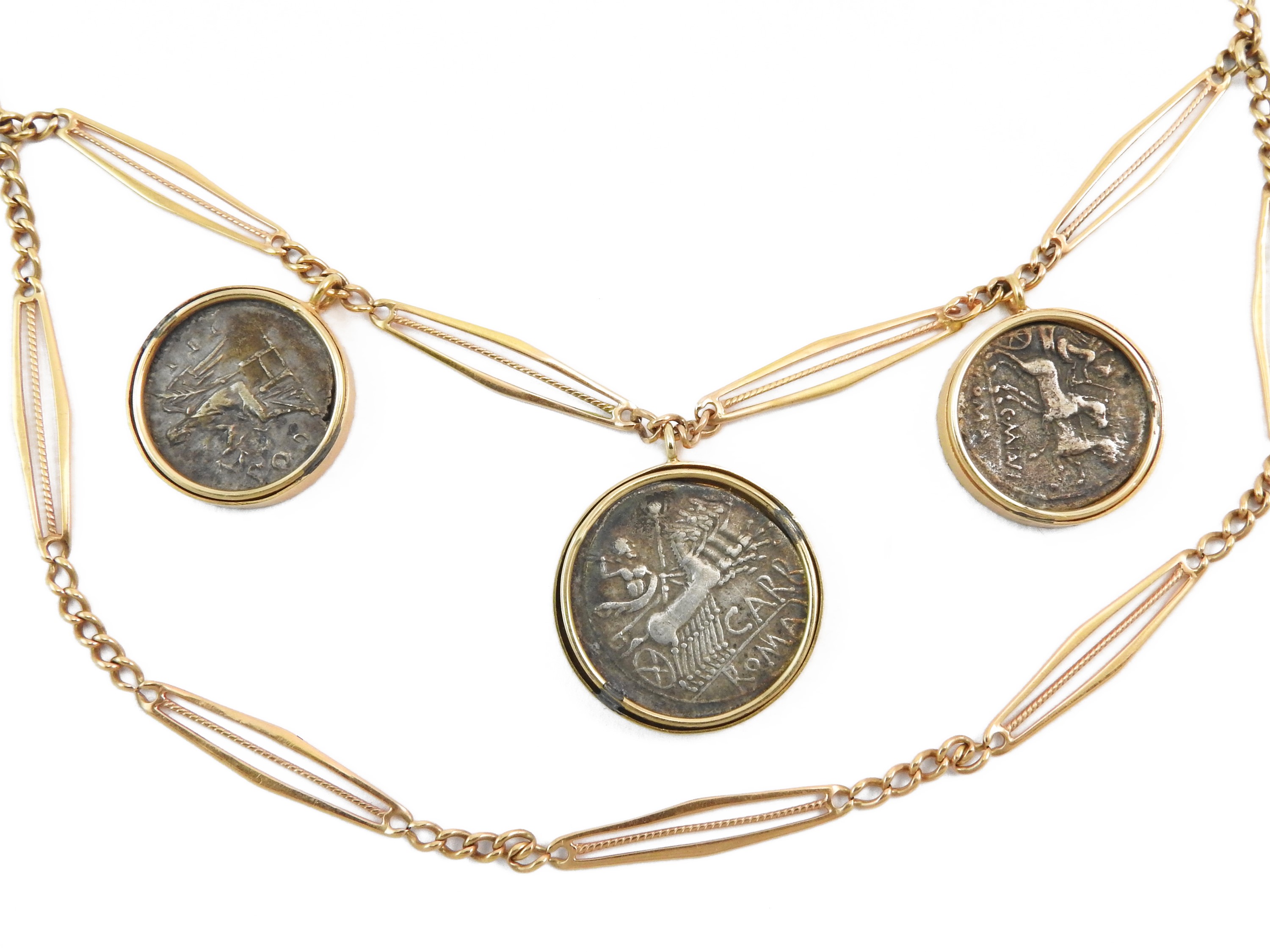 Demi-parure in oro rosso a basso titolo con riproduzioni di monete