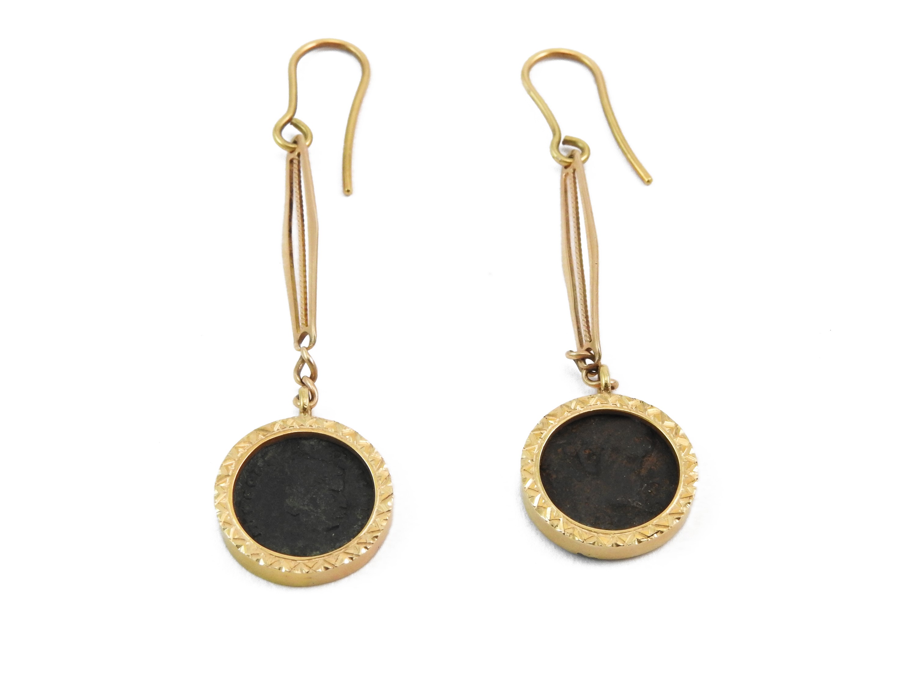 Demi-parure in oro rosso a basso titolo con riproduzioni di monete