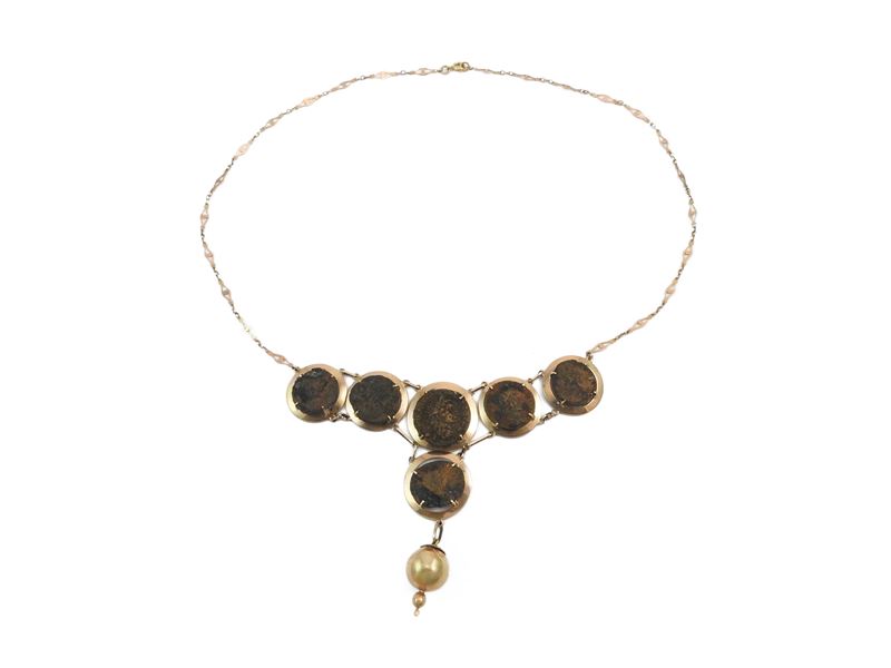 Collana in oro rosso a basso titolo con riproduzioni di monete