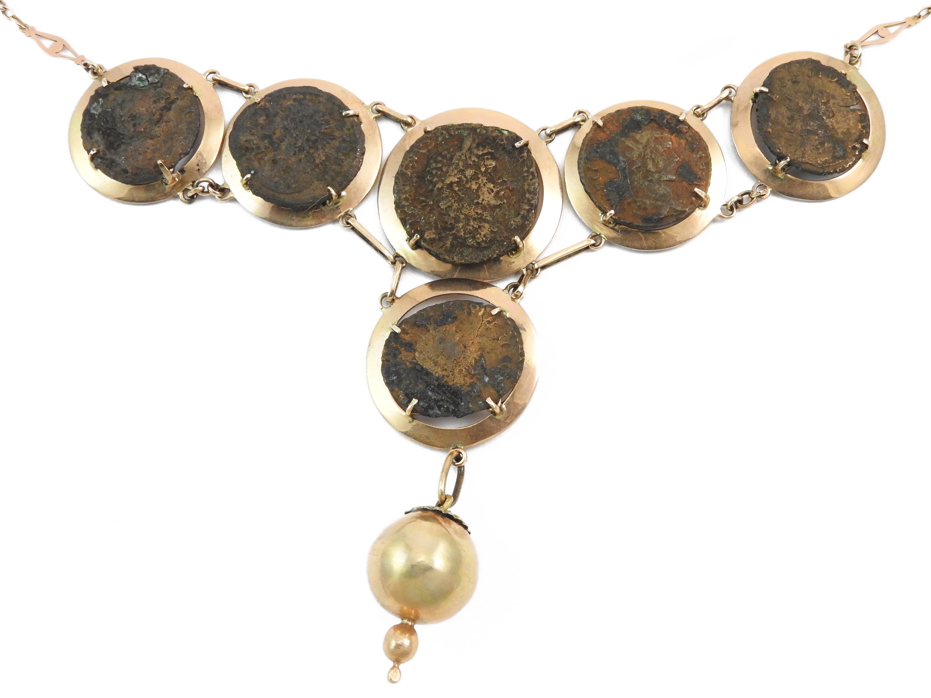 Collana in oro rosso a basso titolo con riproduzioni di monete