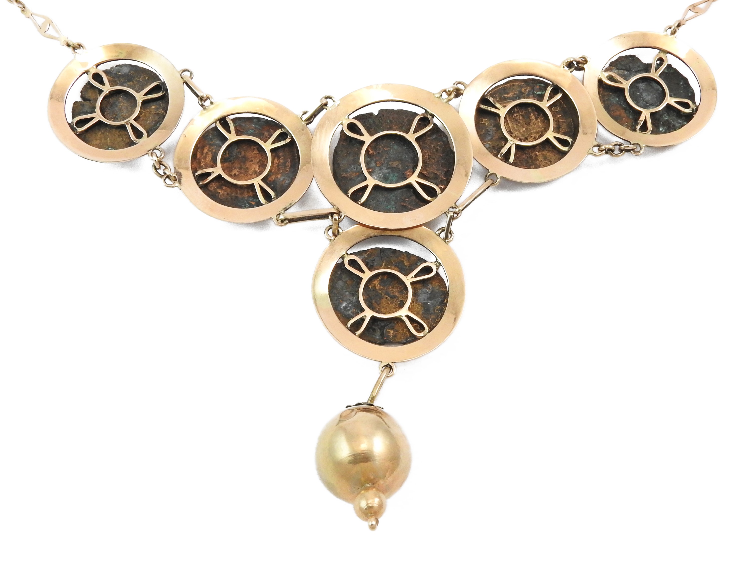 Collana in oro rosso a basso titolo con riproduzioni di monete