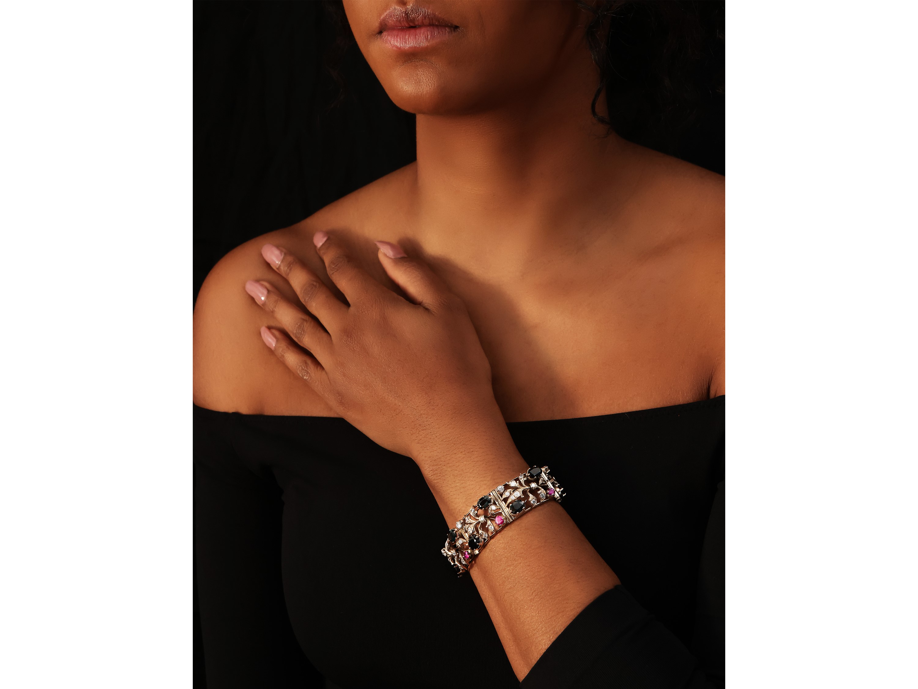 Bracciale in oro giallo e bianco con diamanti, zaffiri e rubini