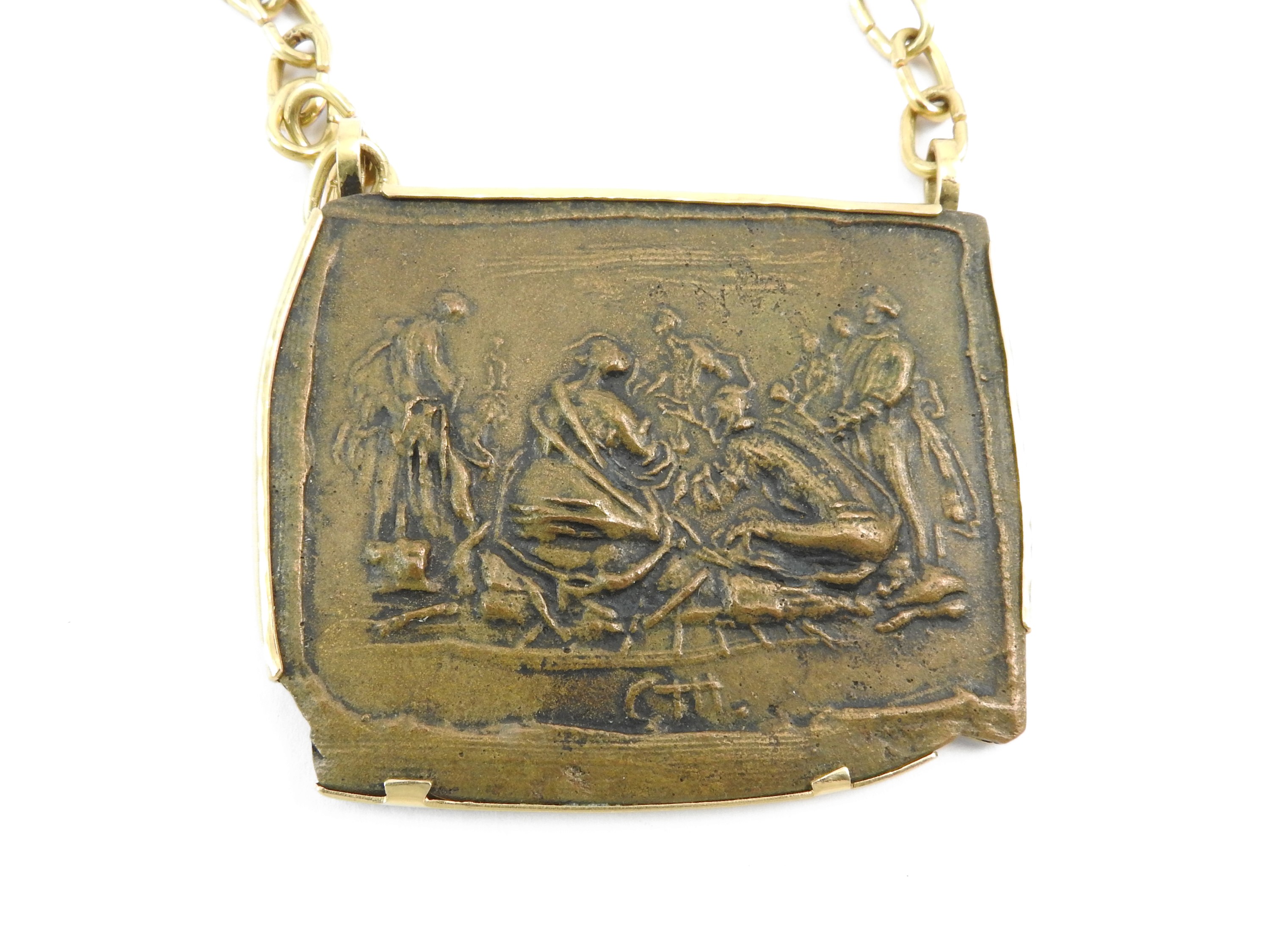 Placchetta a bassorilievo in bronzo, montata in oro giallo, 1973