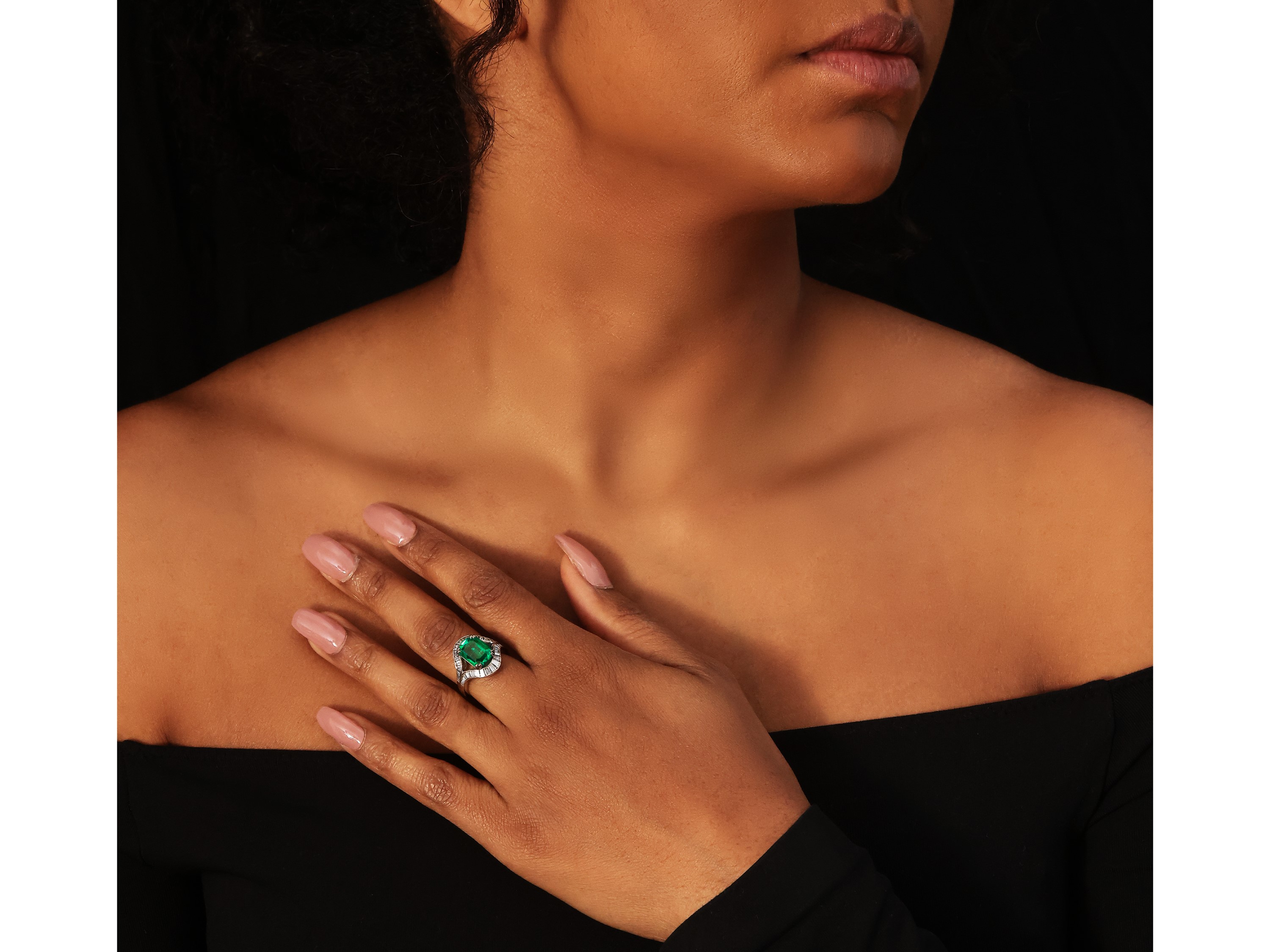 Anello in oro bianco con smeraldo e diamanti