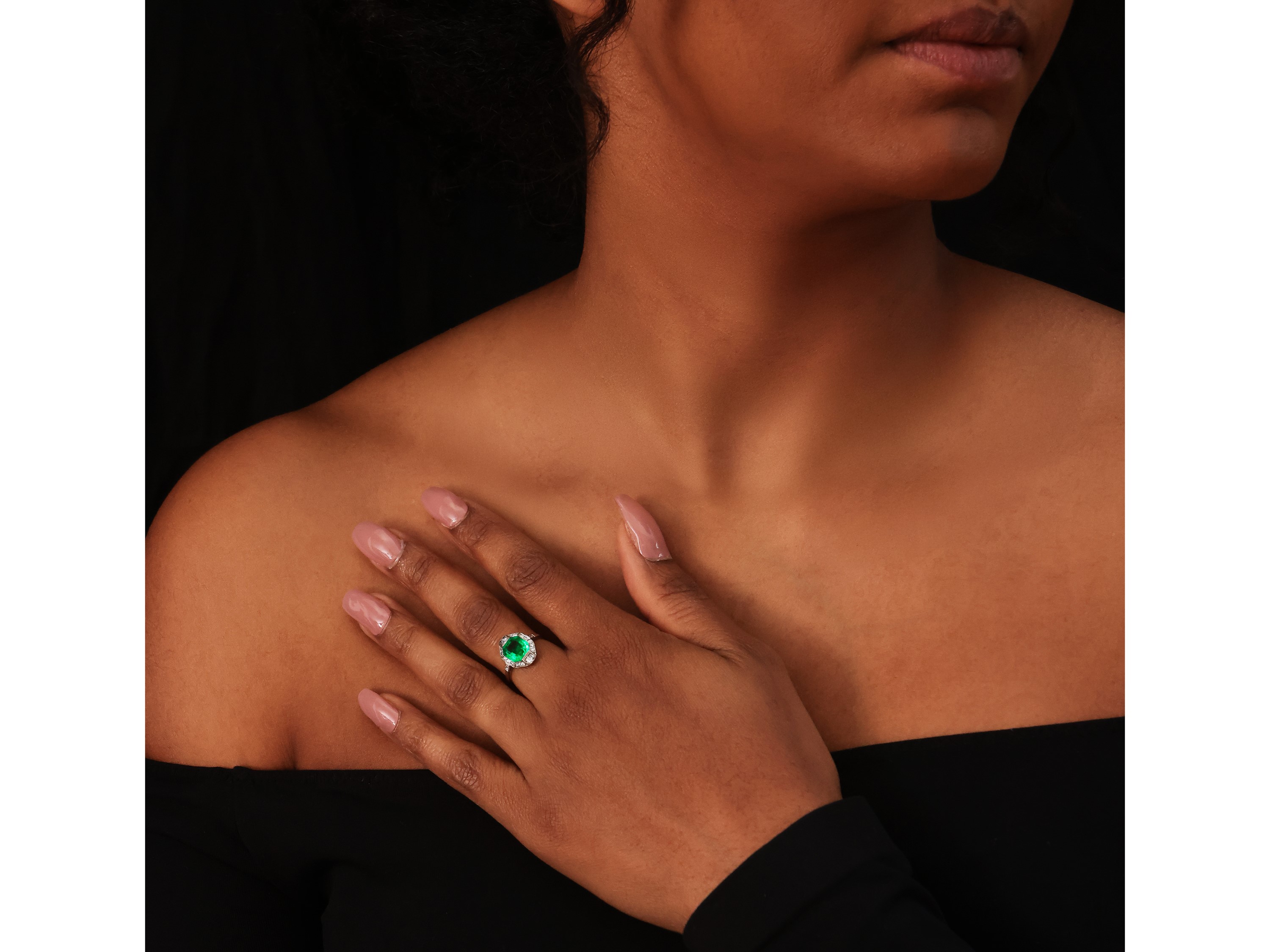 Anello Art Déco in platino con smeraldo e diamanti