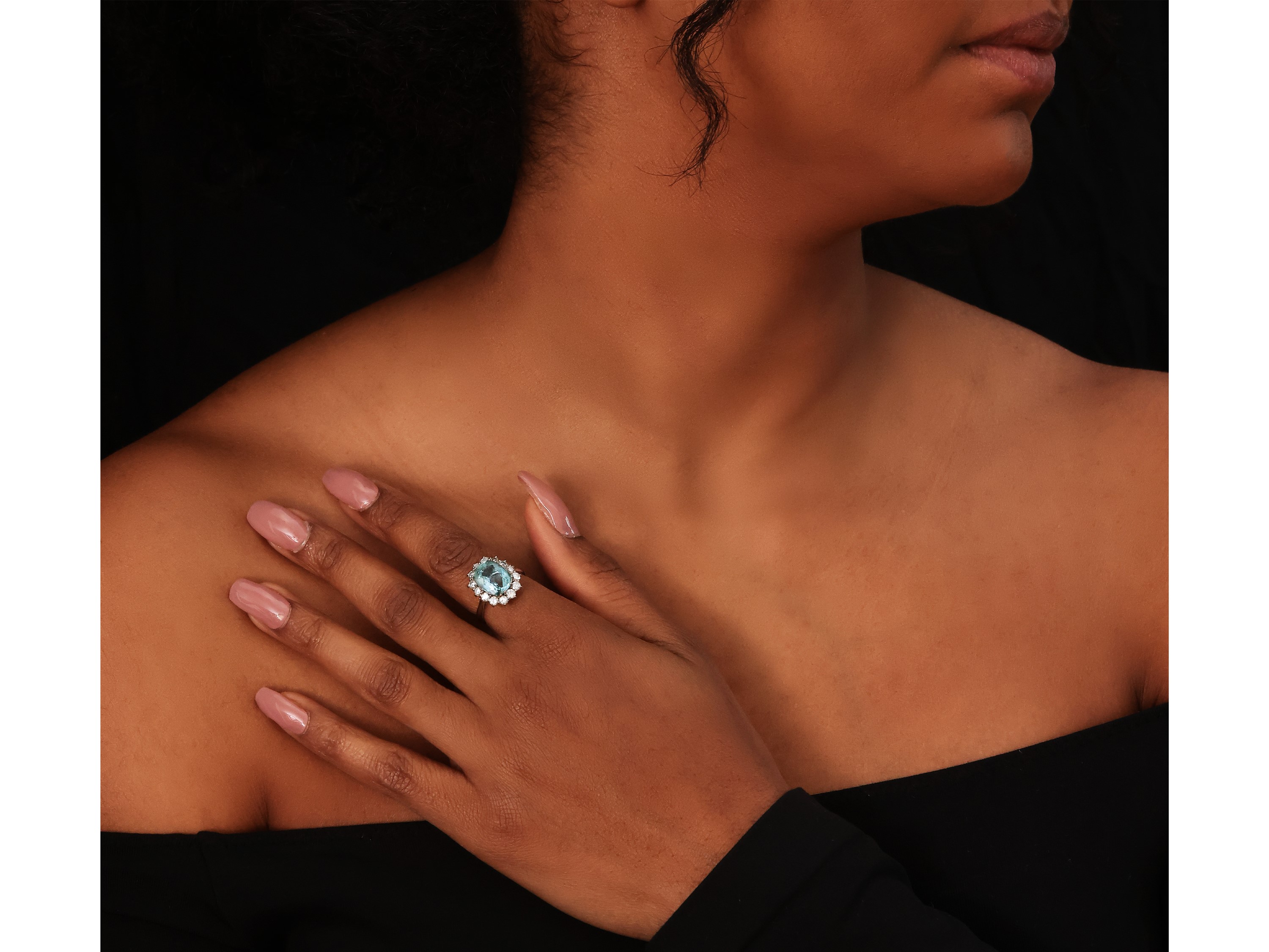 Anello a margherita in oro bianco con diamanti e acquamarina