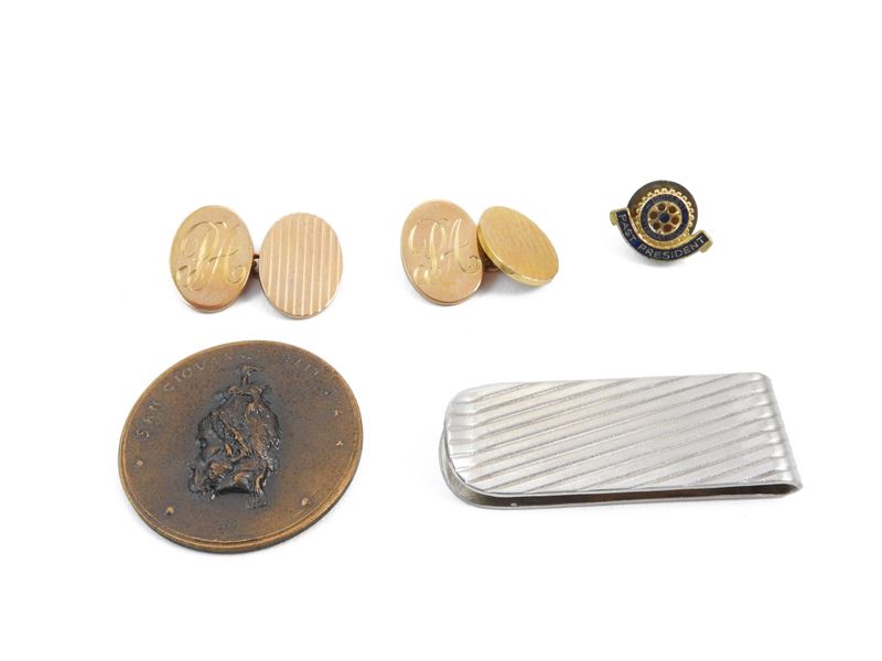 Paio di gemelli in oro 375/1000 incisi con le iniziali di Pietro Annigoni