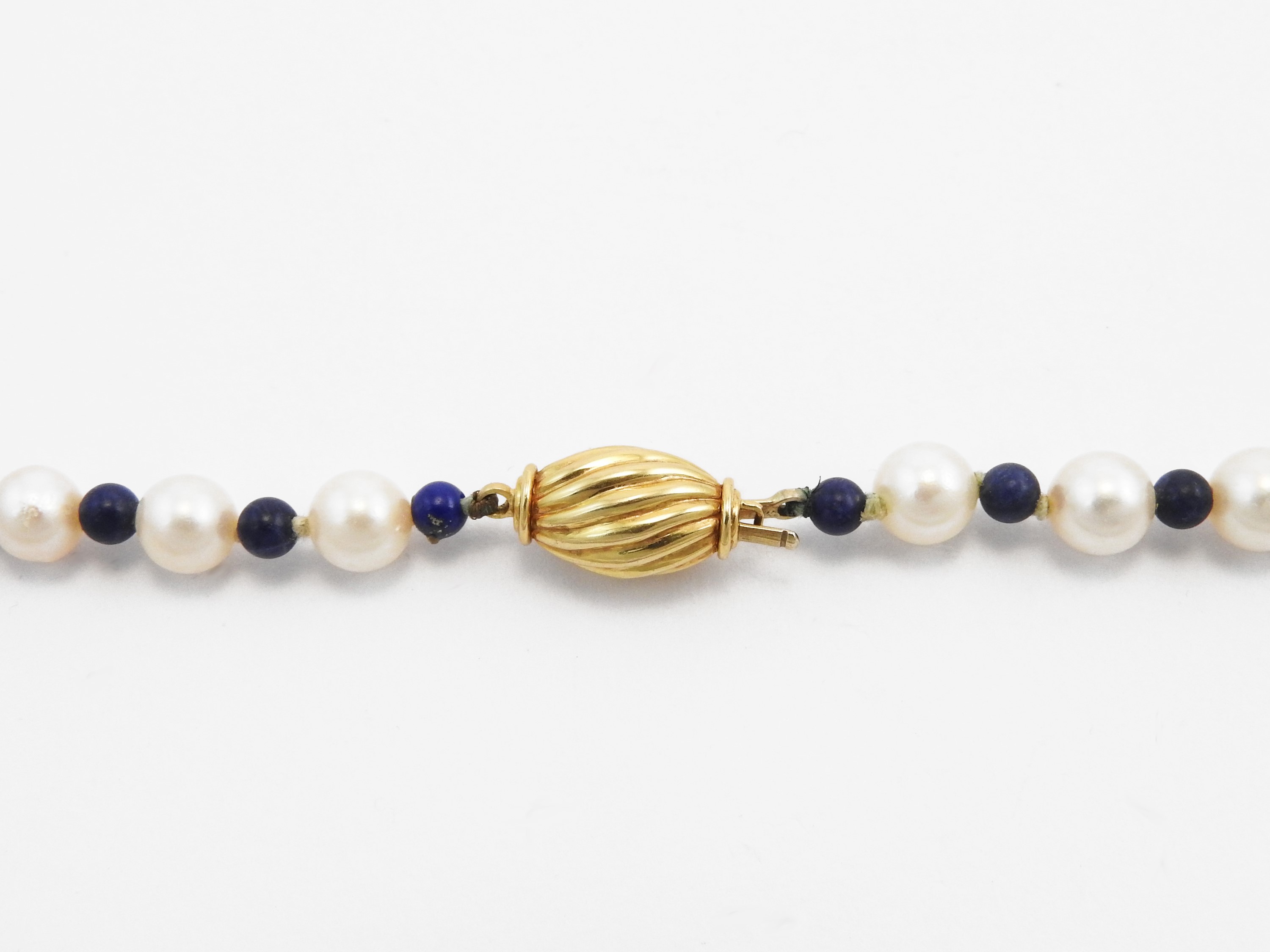 Collana di perle coltivate e lapislazzuli