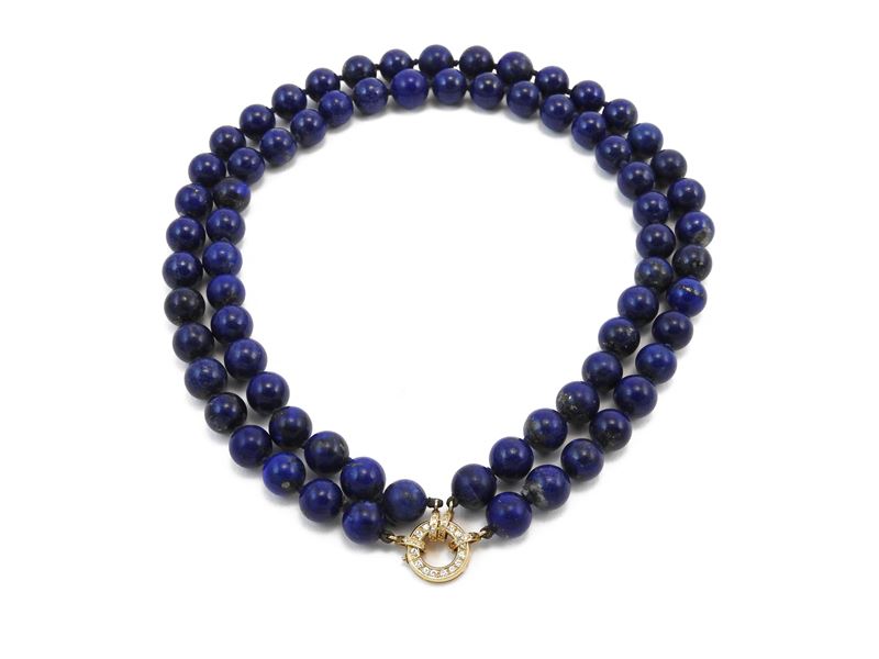 Collana a due fili di lapislazzuli con fermezza in oro giallo e diamanti