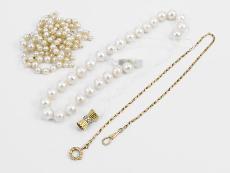 Lotto di monili in oro giallo vari titoli e perle coltivate