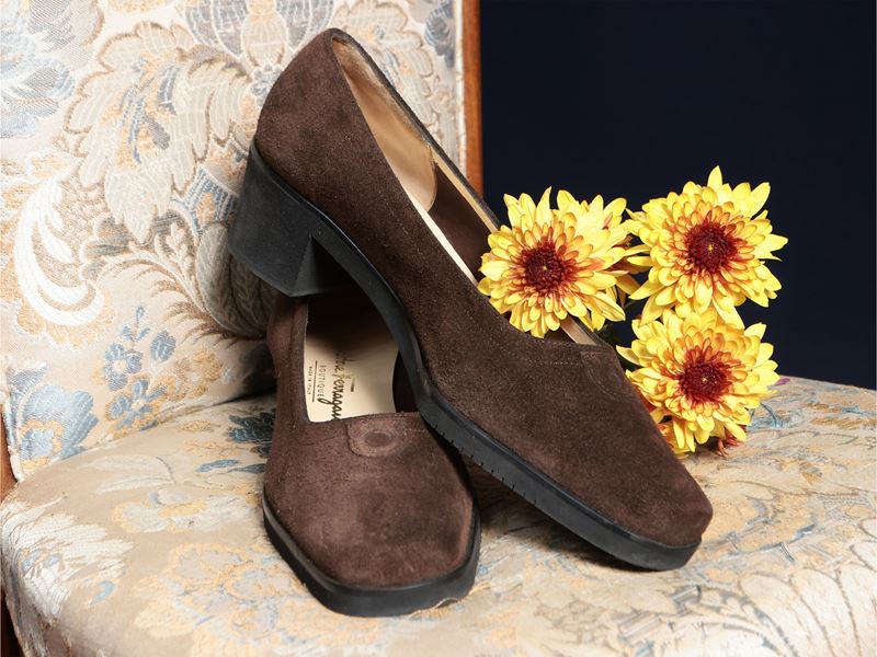 Salvatore Ferragamo, Due paia di décolleté marroni