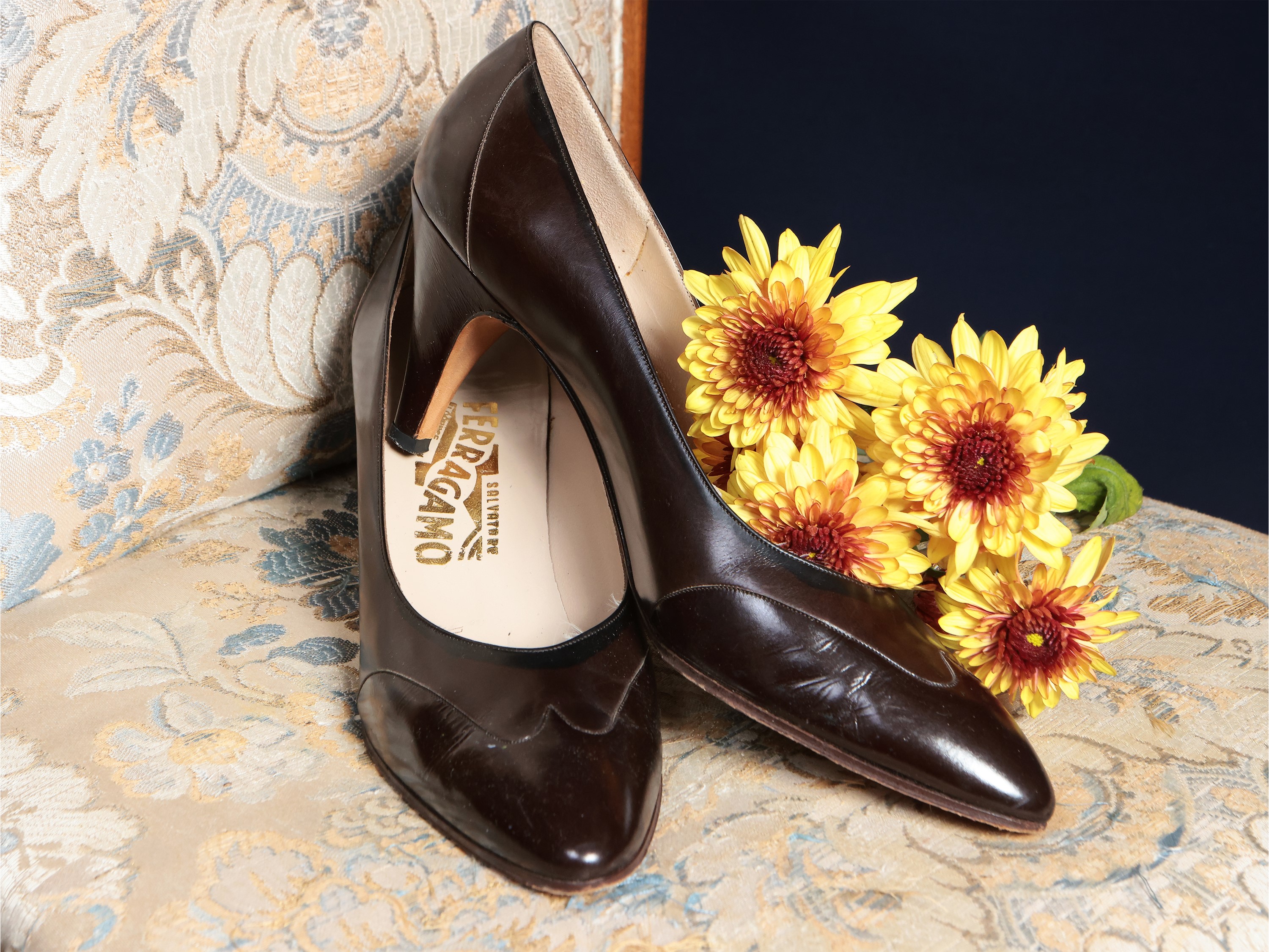 Salvatore Ferragamo, Due paia di décolleté marroni