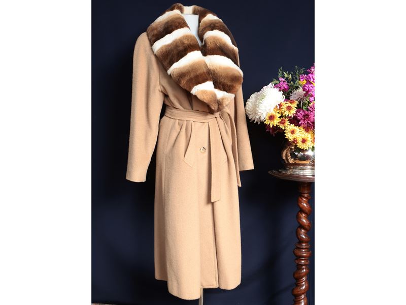 Cappotto in cammello con collo in cincillà