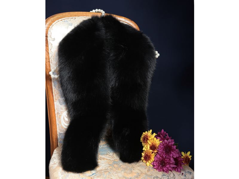 Collo e manopole in volpe nera