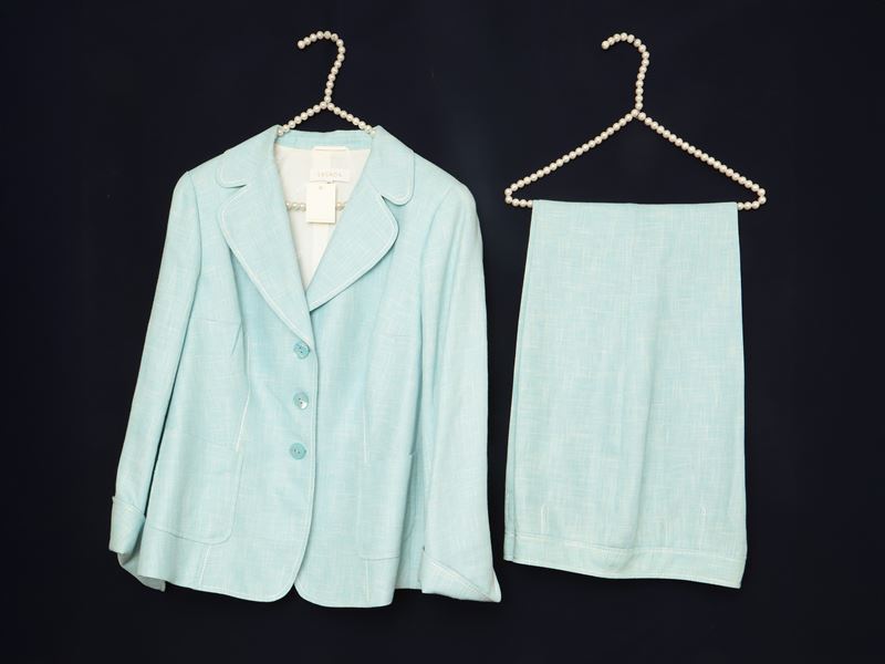 Escada, Tailleur pantalone in lana e seta azzurro