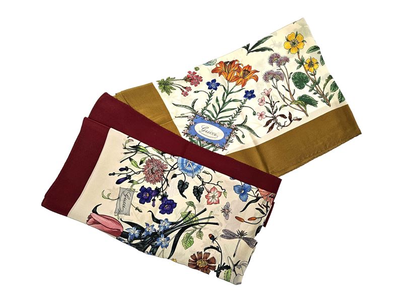 Gucci, Due Foulard in seta 'Flora' di Vittorio Accornero
