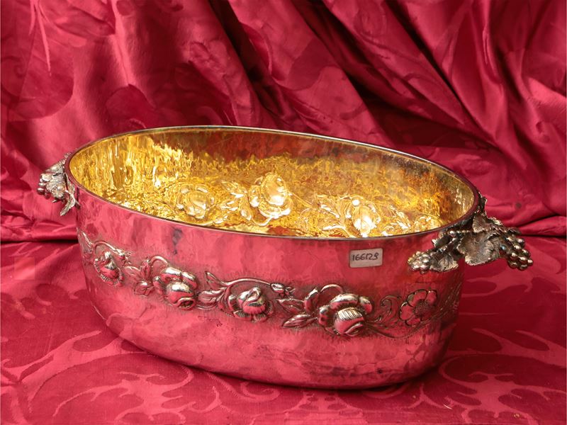 Grande rinfrescatoio centrotavola in argento, sbalzato e decorato con festoni floreali