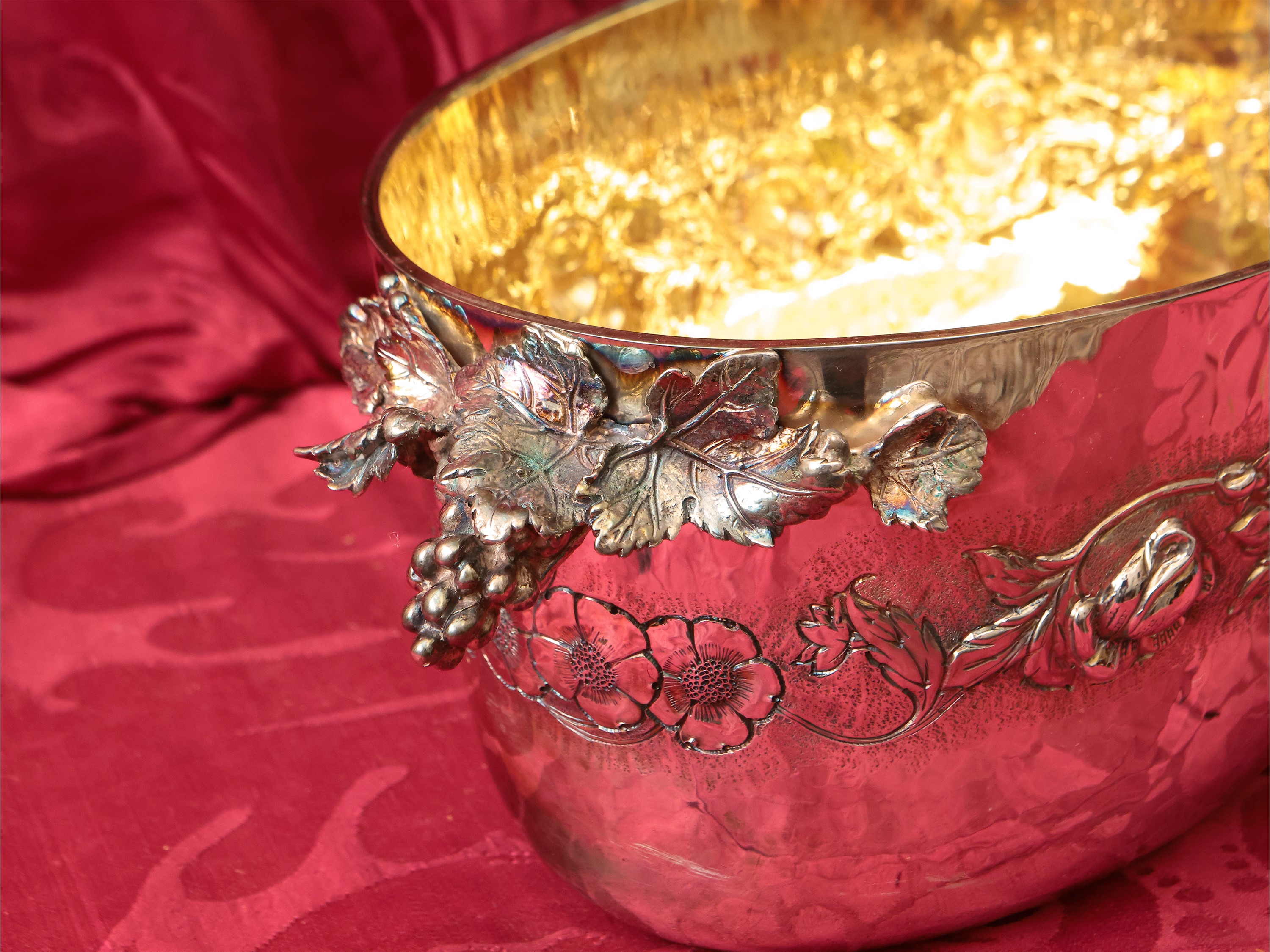 Grande rinfrescatoio centrotavola in argento, sbalzato e decorato con festoni floreali