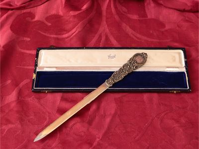 Faccioli Milano, Tagliacarte in argento con manico cesellato e moneta del 1903