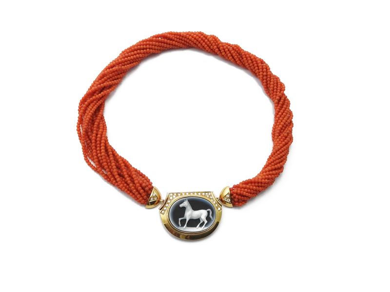Collana Multifilo in Corallo Rosso Arancio con Fermezza in Oro Giallo, Diamanti e Cammeo in Agata