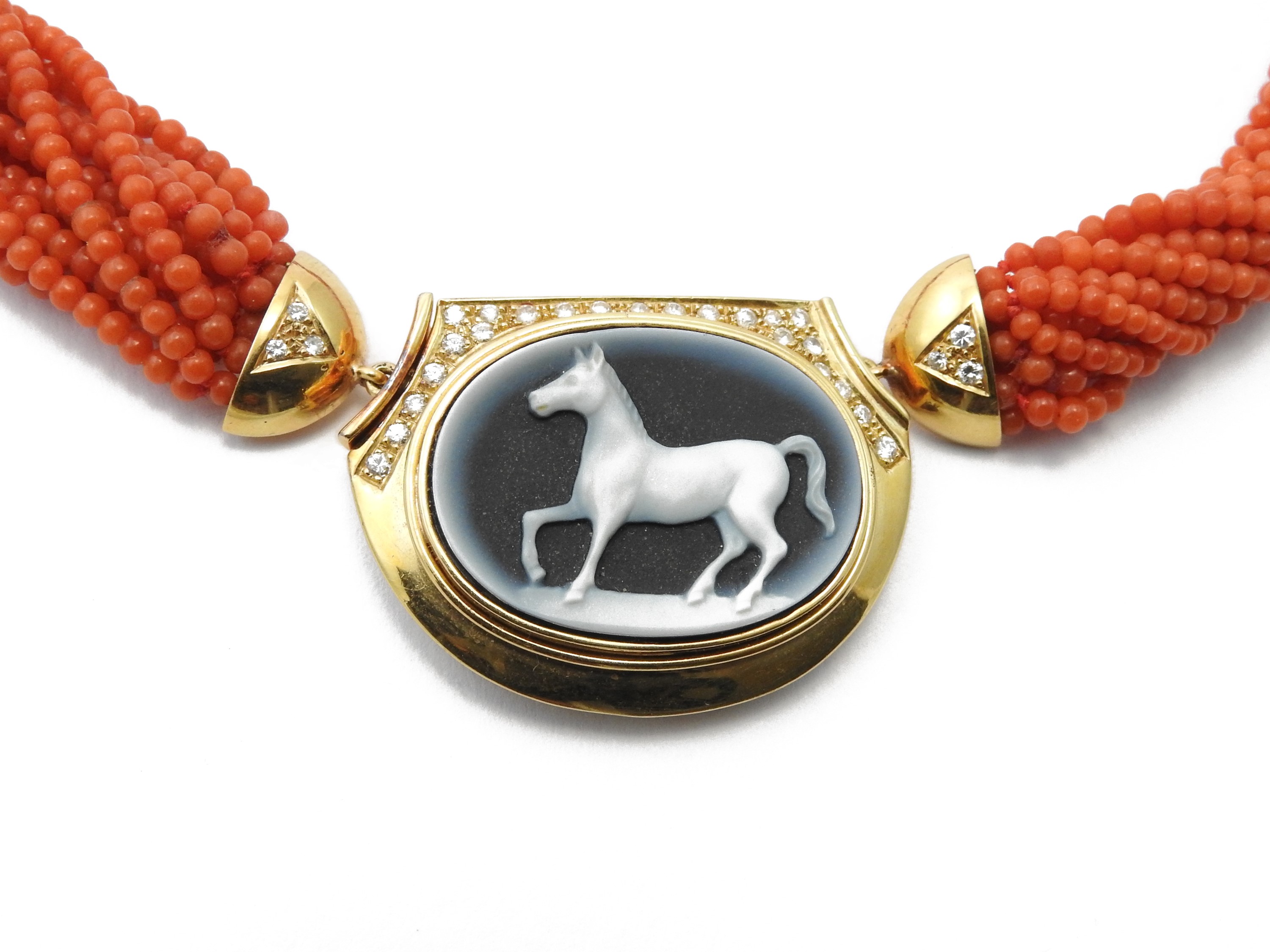 Collana Multifilo in Corallo Rosso Arancio con Fermezza in Oro Giallo, Diamanti e Cammeo in Agata