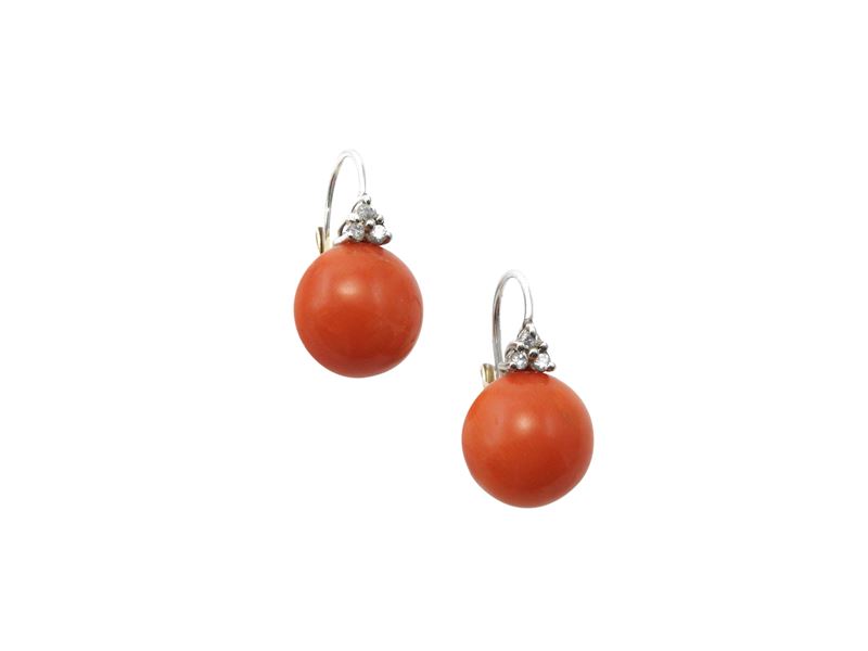 Orecchini Pendenti in Oro Bianco con Diamanti e Coralli Rosso Arancio