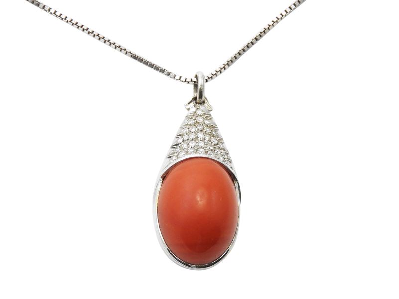 Catenina e Pendente in Oro Bianco con Diamanti e Corallo Rosso