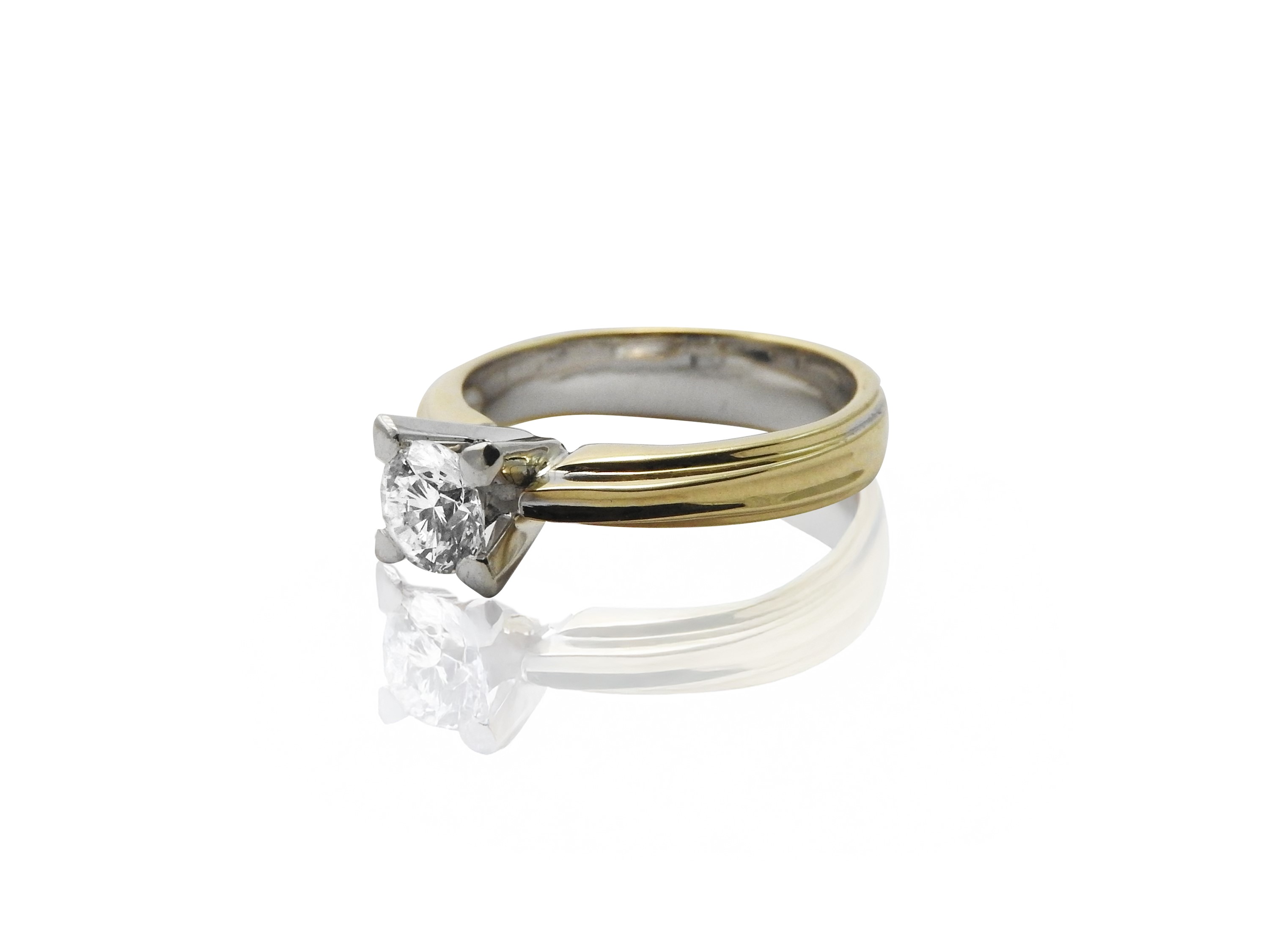 Anello soltiario in oro giallo e bianco con diamante