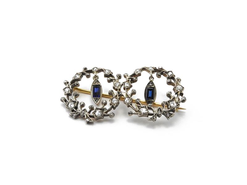 Spilla in oro giallo ed argento con diamanti e zaffiri sintetici