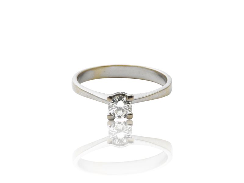 Anello Solitario in Oro Bianco con Diamante