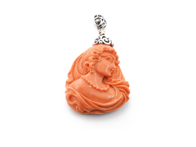 Pendente in Argento e Oro Giallo con Cammeo in Corallo Rosso Arancio