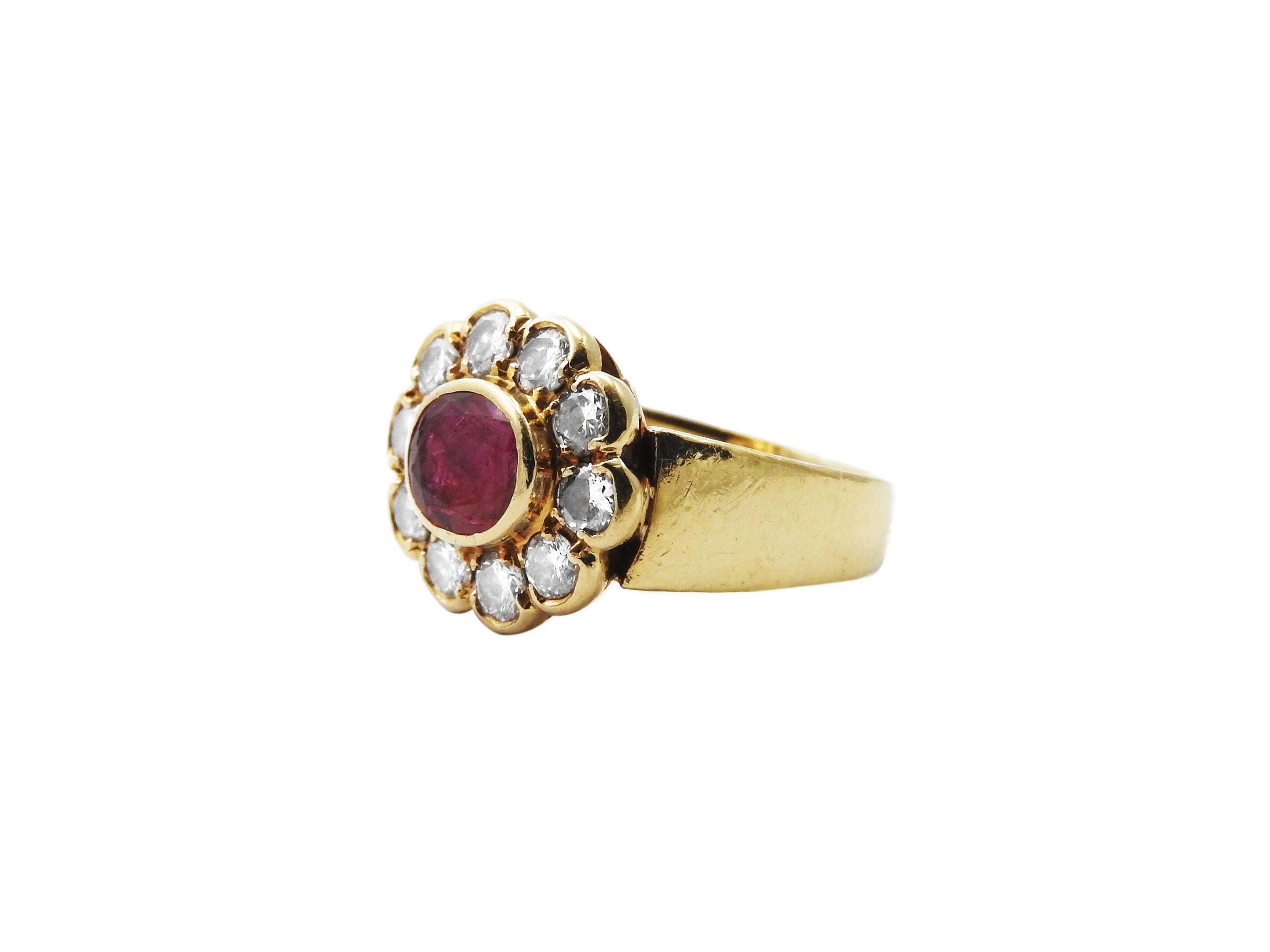 Anello in Oro Giallo con Diamanti e Rubino