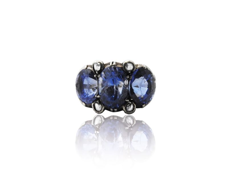 Anello in Oro Giallo ed Argento con Diamanti e Zaffiri Sintetici