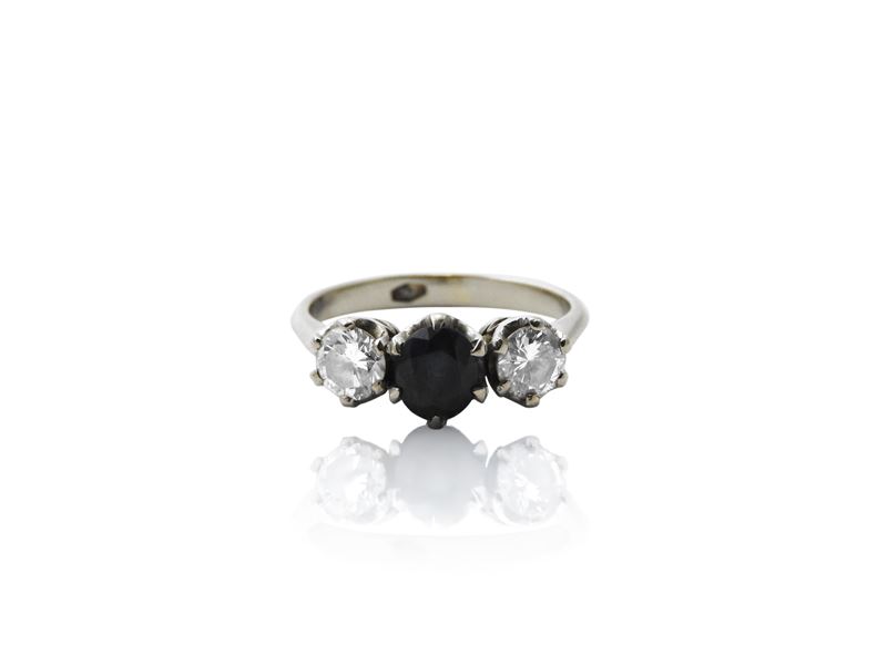 Anello in Oro Bianco con Diamanti e Zaffiro